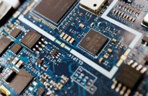 China tech shares sink as U.S. export curbs raise chip sector hurdles